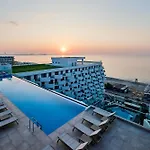 Oasis Std In Infinity Pool & *