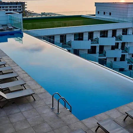 Oasis Std In Infinity Pool & Navodari